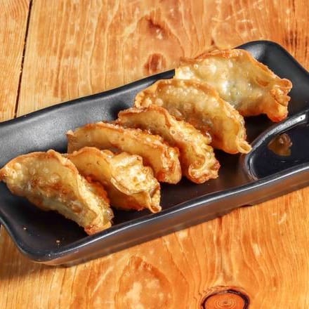 Fried Gyoza Dumplings with original Yuzu sauce (6 pieces).